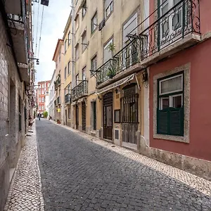 https://cozy-one-bedroom-apt-in-historic-location-carmo.hotels-lisbon-portugal.com